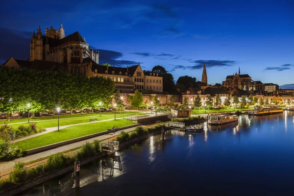 Auxerre Yonne Nehri boyunca