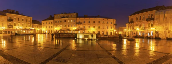 Lluvia en la Plaza del Mercado en Piotrkow Trybunalski — Foto de Stock