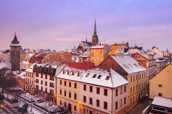 St. Bartholomew kathedraal en de oude watertoren in Pilsen — Stockfoto