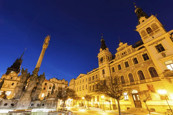 Rathaus und Pestsäule am Pernstynske-Platz in Pardubice — Stockfoto