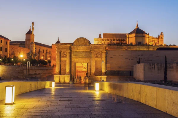 Cordoba köprünün kapısı