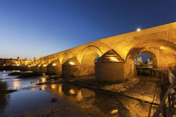 Roman Bridge i Cordoba . - Stock-foto