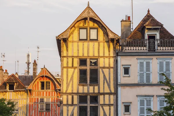 Vieille architecture de Troyes au coucher du soleil — Photo