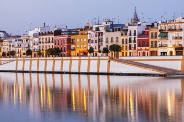 Seville Guadalquivir Nehri boyunca mimarisi