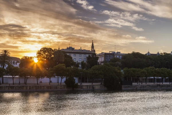 Panoráma nyílik Sevilla, napkeltekor — Stock Fotó
