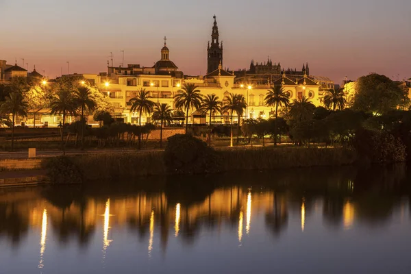 Arquitectura de Sevilla a lo largo del río Guadalquivir — Foto de Stock