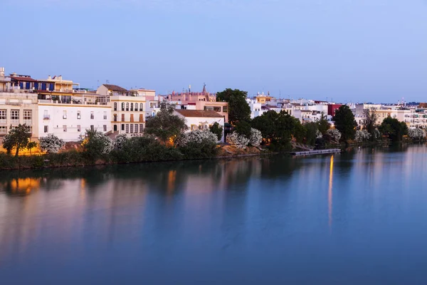 Architettura di Siviglia lungo il fiume Guadalquivir — Foto Stock