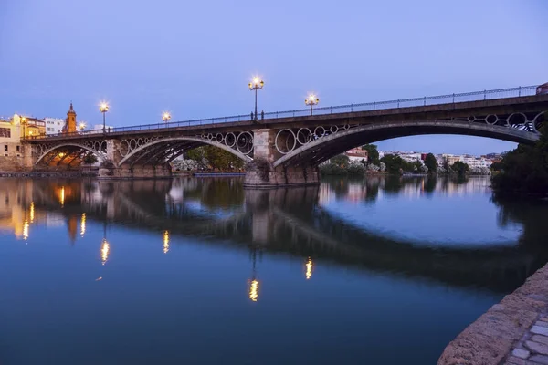 Kapell av Carmen och Isabel Ii Bridge i Sevilla — Stockfoto