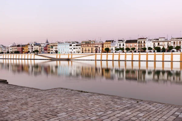 Arkitekturen i Sevilla längs Guadalquivir-floden — Stockfoto
