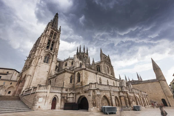 Nuvens de tempestade acima da Catedral de Burgos na Plaza de San Fernando — Fotografia de Stock