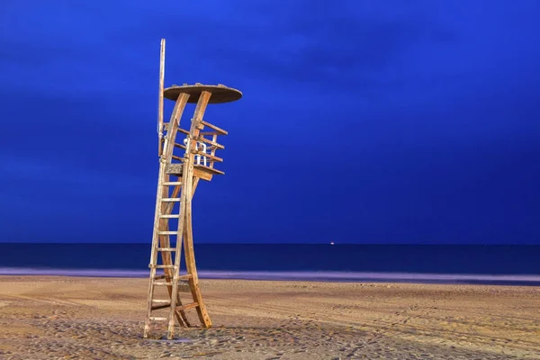 Torre di bagnino sulla spiaggia di Peniscola — Foto Stock