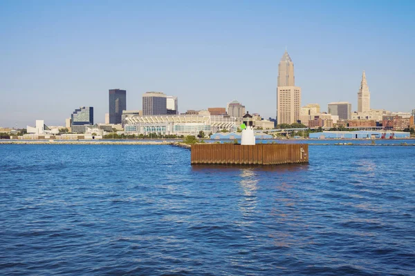 Cleveland - skyline vanaf Lake Erie — Stockfoto