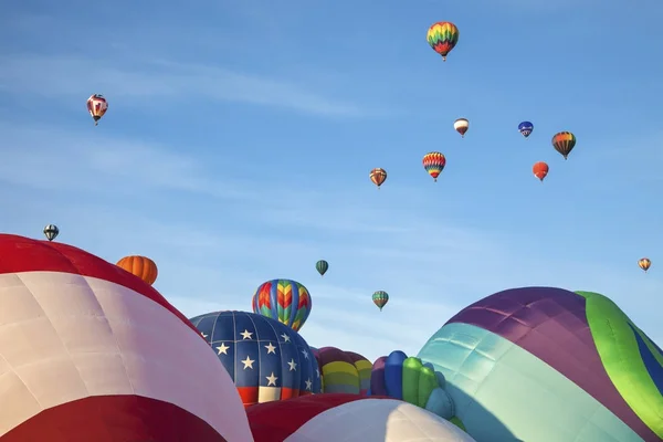 Globos de aire caliente y cielo azul — Foto de Stock