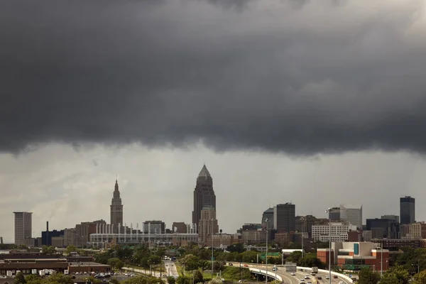 Nuvole di tempesta sopra il centro di Cleveland — Foto Stock