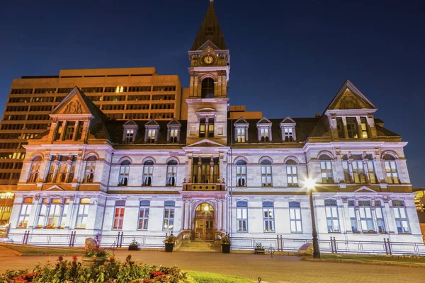 Halifax stadhuis bij avond — Stockfoto