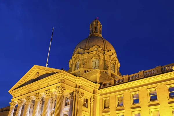 Alberta jogalkotási épület éjjel — Stock Fotó