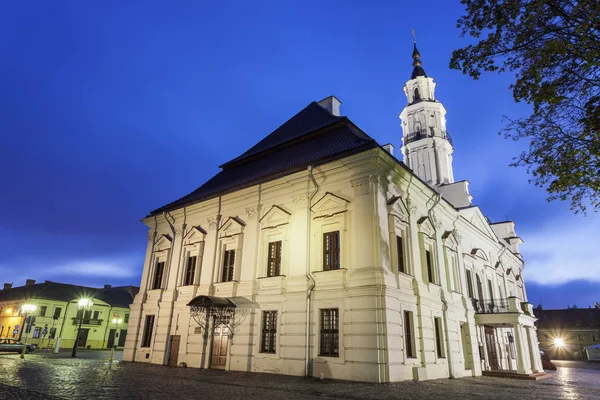 Kaunas stadhuis bij dageraad — Stockfoto