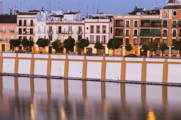 Architettura di Siviglia lungo il fiume Guadalquivir — Foto Stock