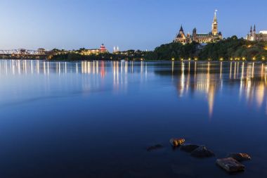 Parlamento Hill ve Ottawa Nehri