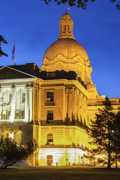 Законодательное здание Альберты ночью — стоковое фото