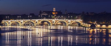 Pont Neuf ve Toulouse St Sernin Bazilika 