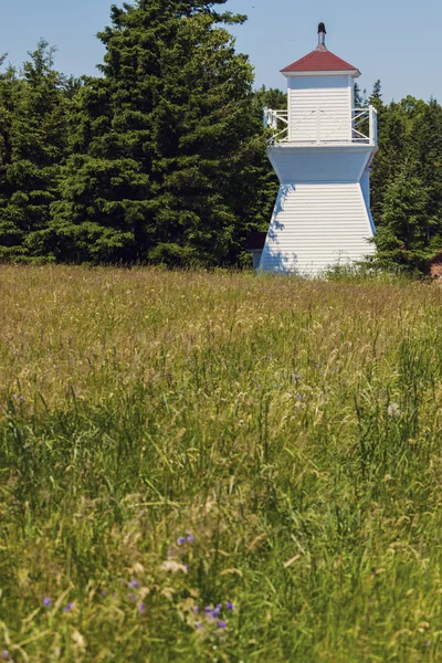 Warren Cove spänna främre fyr på Prince Edward Island — Stockfoto