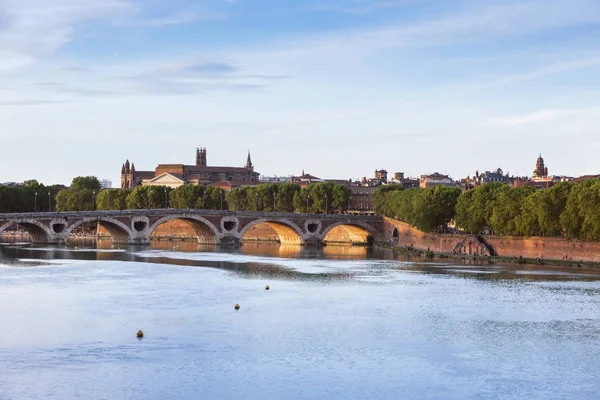 Pont Neuf i Bazylika St. Sernin w Tuluzie — Zdjęcie stockowe