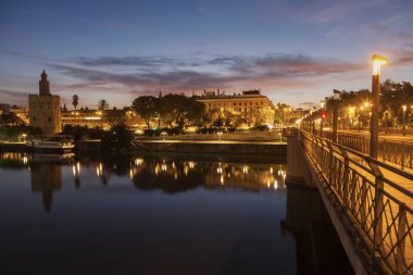 Sevilla ile Golden Tower Panoraması. Seville, Endülüs, İspanya.