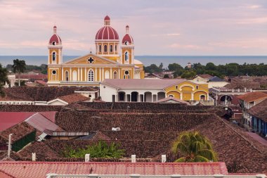 Granada katedral ve şehir panoraması. Granada, Nicaragua.