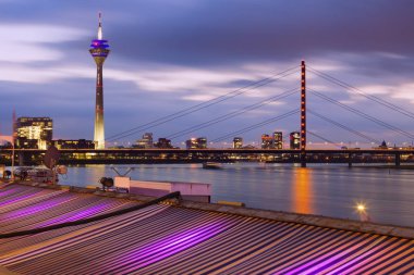 Rheinknie köprü ve Ren Düsseldorf kulede. Düsseldorf, Kuzey Ren-Vestfalya, Almanya.