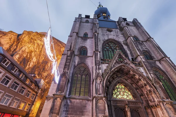 Dinant Zitadelle und Notre Dame Kirche in der Dämmerung — Stockfoto