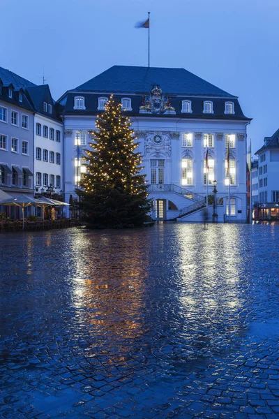 Árvore de Natal e prefeitura em Marktplatz em Bonn — Fotografia de Stock