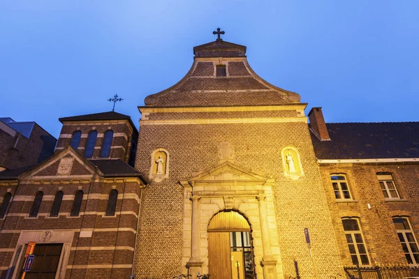 Minderbroederkerk в місті Hasselt вночі — стокове фото