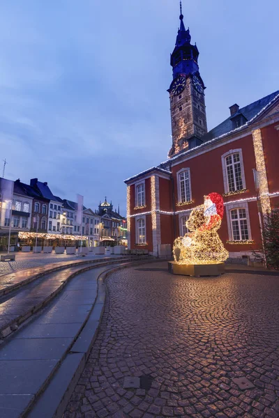 Praça principal em Sint Truiden ao amanhecer — Fotografia de Stock