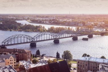 Demiryolu Köprüsü ile Riga Panoraması