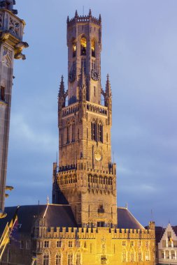 Geceleri Bruges 'ün çanları çalıyor.