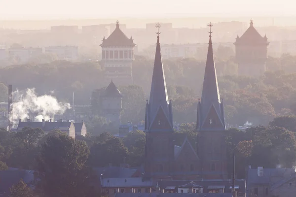 St. Francis Church en oude watertorens in Riga — Stockfoto