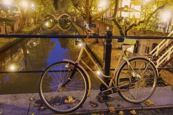 Старый велосипед на мосту в Утрехте — стоковое фото