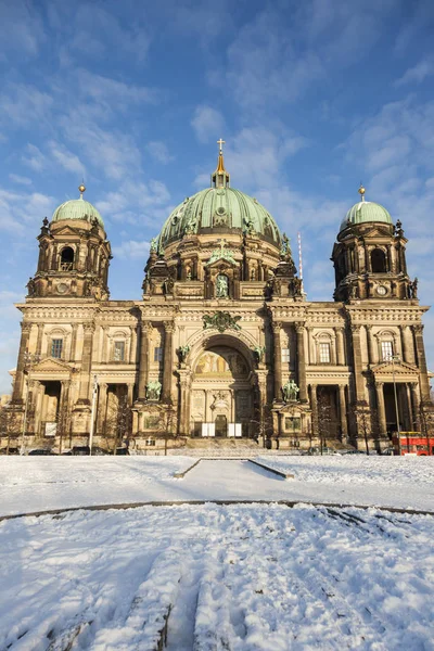 Catedral de Berlín en nieve — Foto de Stock