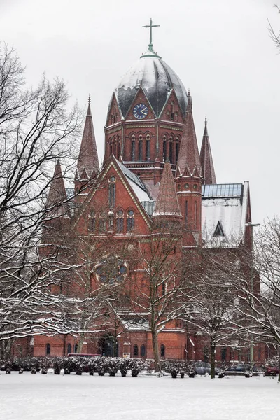 Kyrkan i vinterlandskap — Stockfoto