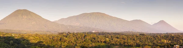 Вулканы национального парка Серро-Верде, замеченные с Хуаюа — стоковое фото