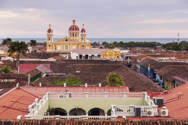 Granada katedral och stadens panorama — Stockfoto