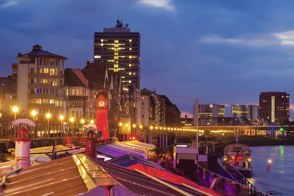 Kolorowe riverfront w Dusseldorf — Zdjęcie stockowe