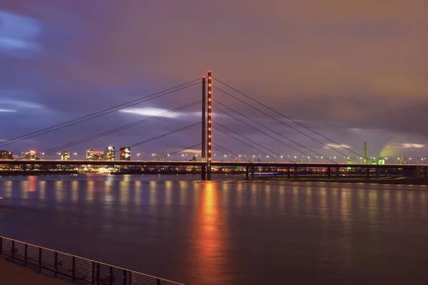 Most Rheinknie w mieście Düsseldorf — Zdjęcie stockowe
