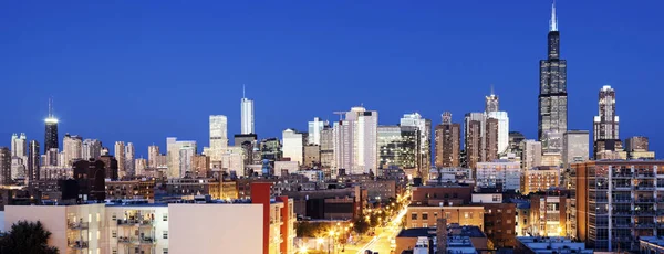 Blauer Abend in Chicago - Blick von der Westseite — Stockfoto