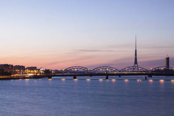 Riga rozhlasové a televizní věž a železniční most — Stock fotografie