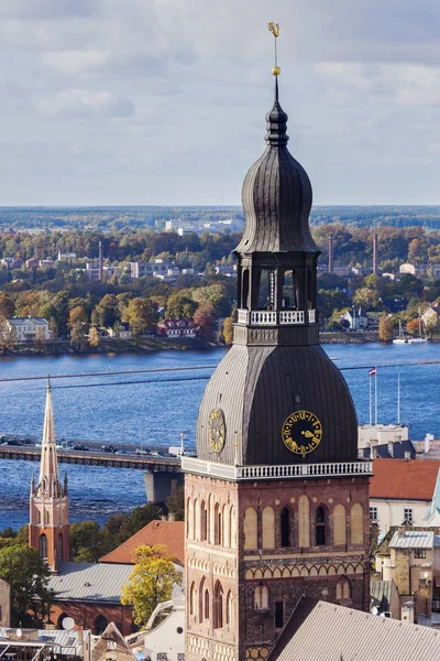 Katedra w Rydze w city panorama — Zdjęcie stockowe