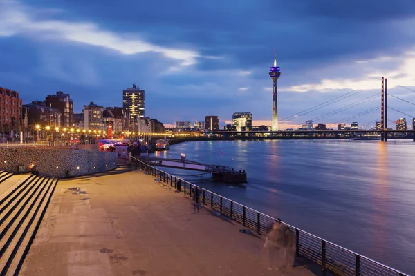 Rheinknie bro och Rhen-tornet i Düsseldorf — Stockfoto