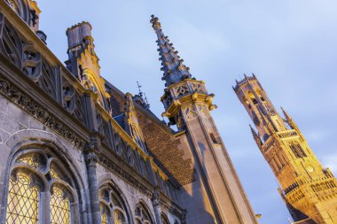 Geceleri Bruges 'ün çanları çalıyor.