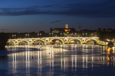 Pont-Neuf ve Toulouse St Sernin Bazilika 